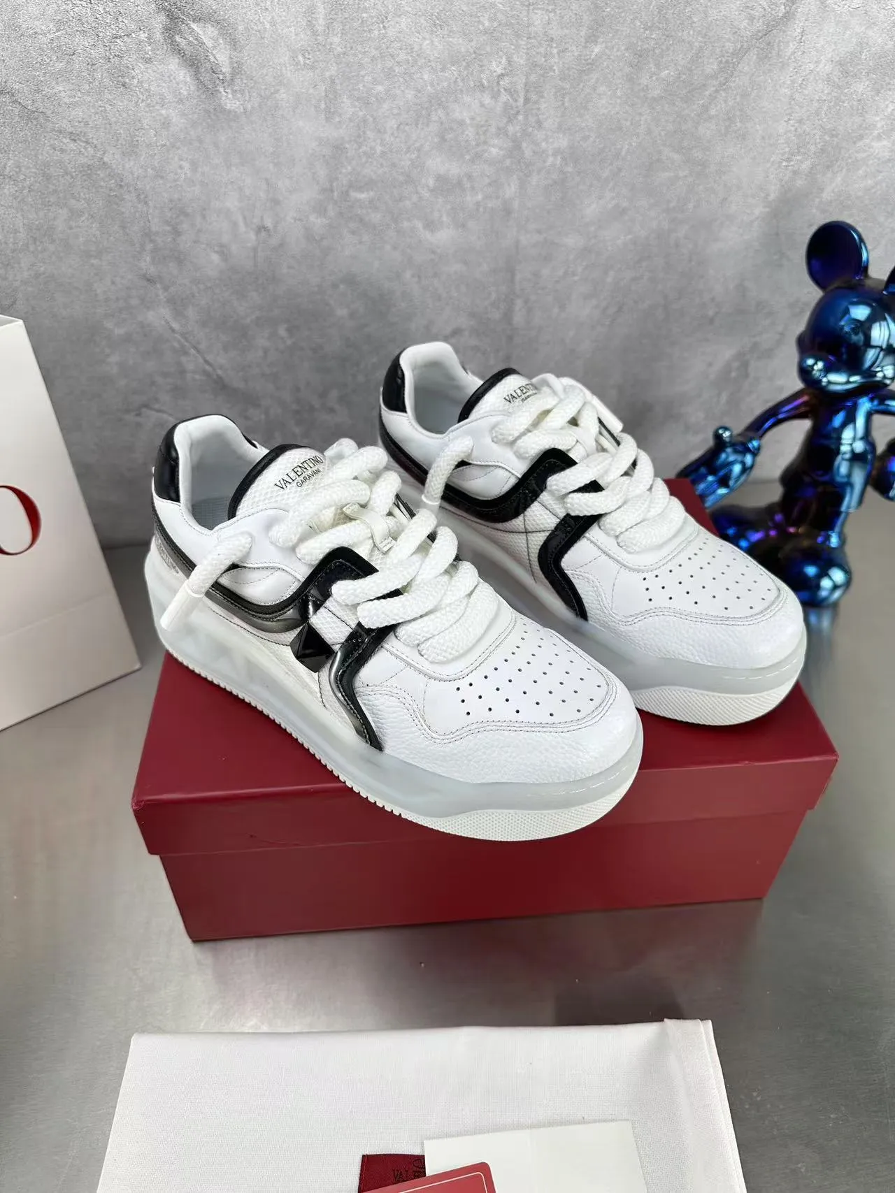 👟👟Ex-factory price 640👟👟 🔺Valentino🔺Valentino new casual shoes 2023 latest model hot style for catwalk couples, thick shoelaces, the same style as Elsa Hosk, Zhang Yixing, Guan Xiaotong and many other stars 🔥 Top version + lasting process, full oil edge on the upper. Fabric: Customized cowhide + cowhide lining with breathable mesh. Outsole: original molded TPU thickened outsole. Size for women is 35-40. Men’s size is 39-45.